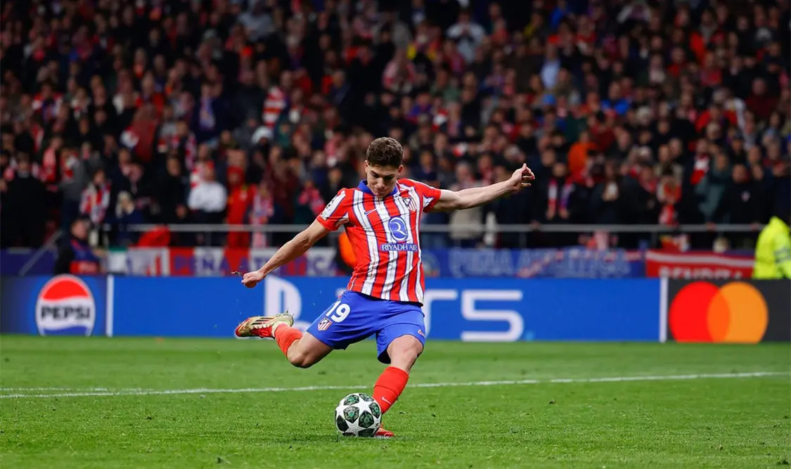 El delantero argentino es pretendido por el Real Madrid y por el Futbol Club Barcelona en este mercado de fichajes. Agencias