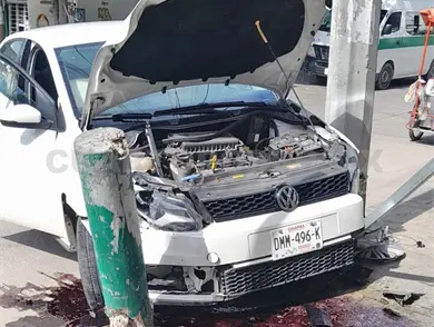 Se estrella contra poste y bolardo