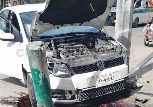 Se estrella contra poste y bolardo