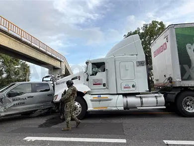 Tráiler embiste a camioneta