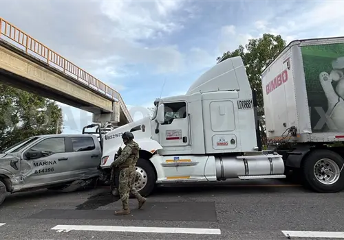 Tráiler embiste a camioneta