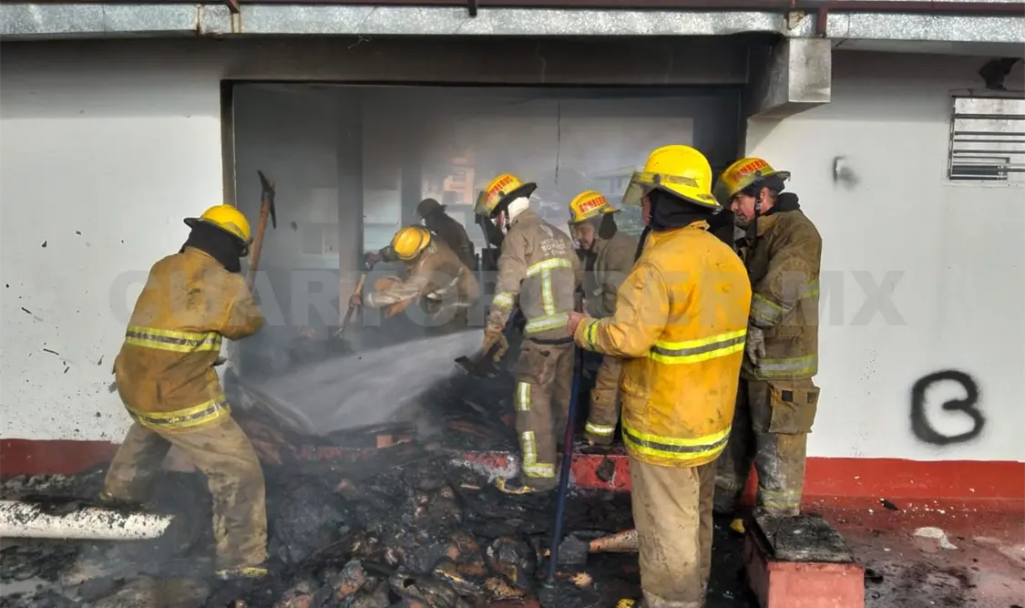 Los “tragahumo” trabajaron durante varios minutos para controlar el fuego. Víctor Sánchez / CP
