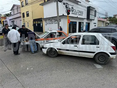 Auto particular se pasa la preferencia y choca