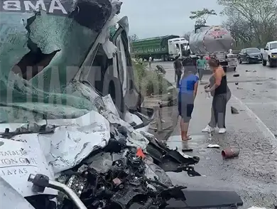 Chofer queda prensado tras aparatoso choque