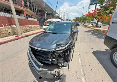 Colisión deja a una mujer embarazada con golpes