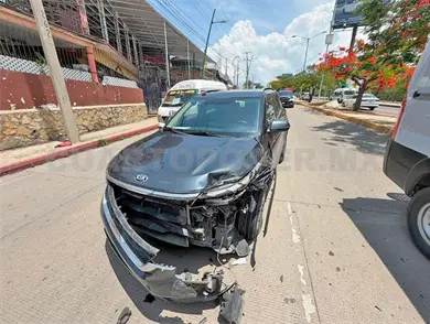 Colisión deja a una mujer embarazada con golpes