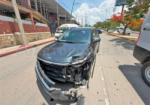Colisión deja a una mujer embarazada con golpes