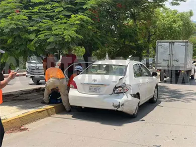 Colisión deja a mujer embarazada con golpes