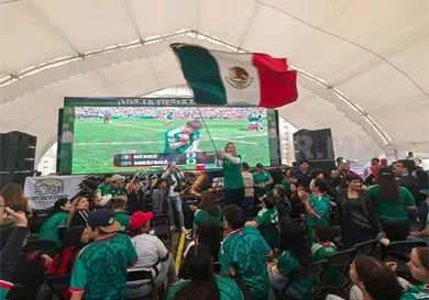 Familias acuden al centro para ver el Mundial