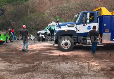 Chofer queda prensado tras aparatoso choque