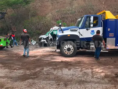 Chofer queda prensado tras aparatoso choque