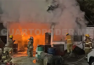 Arde bodega de autos en colonia Las Arboledas