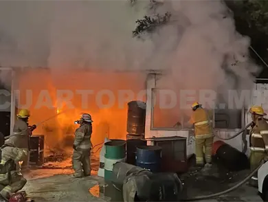 Arde bodega de autos en colonia Las Arboledas