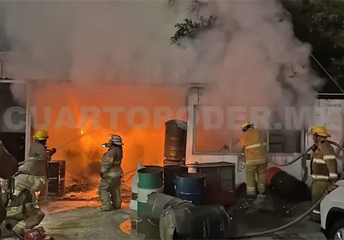Arde bodega de autos en colonia Las Arboledas