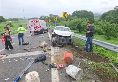 Brutal impacto de auto al perder el control