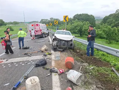 Brutal impacto de auto al perder el control