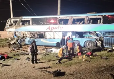 Choque entre camión y tráiler deja 6 muertos