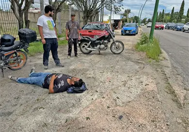 Motociclista derrapa en bulevar y se lesiona
