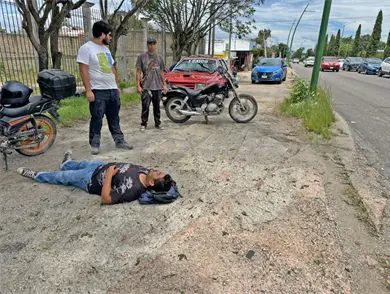 Motociclista derrapa en bulevar y se lesiona
