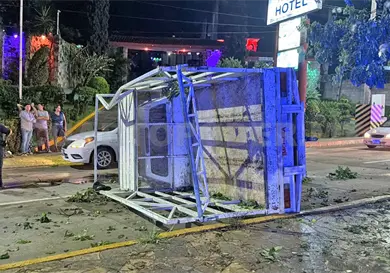 Vuelca camioneta y deja a pasajero grave