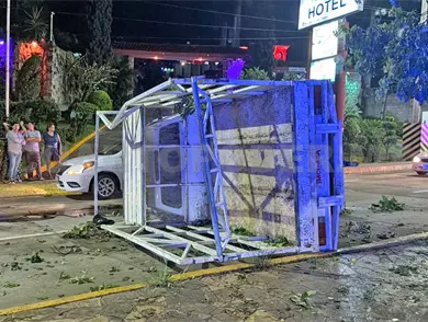 Vuelca camioneta y deja a pasajero grave