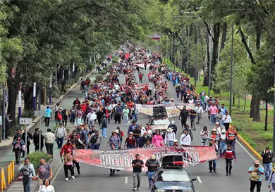 CNTE mantiene huelga nacional y plantón en Zócalo
