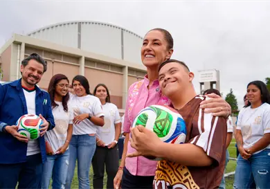 Entrega Sheinbaum canchas de futbol en San Luis Potosí