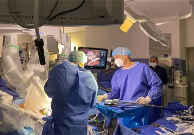 Realizan primer trasplante hepático con cirugía robótica