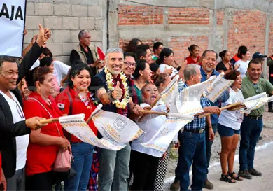 Ángel Torres cumple con calles en Las Brisas Loma Larga