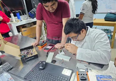 Reconocen a estudiantes por detector de partículas