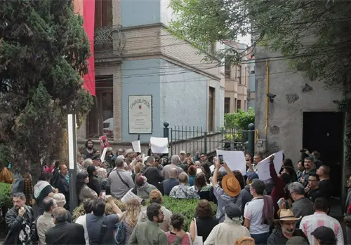 Se manifiestan en Casa del Poeta