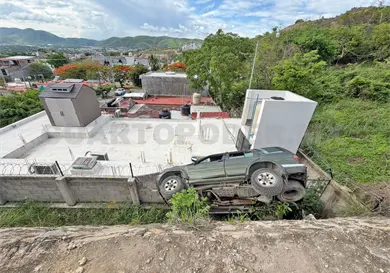 Se precipita en barranco y queda atrapado en vehículo