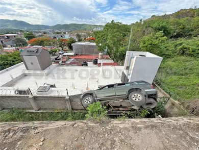 Se precipita en barranco y queda atrapado en vehículo