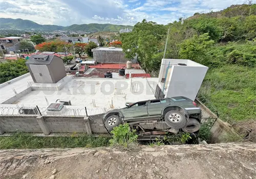 Se precipita en barranco y queda atrapado en vehículo