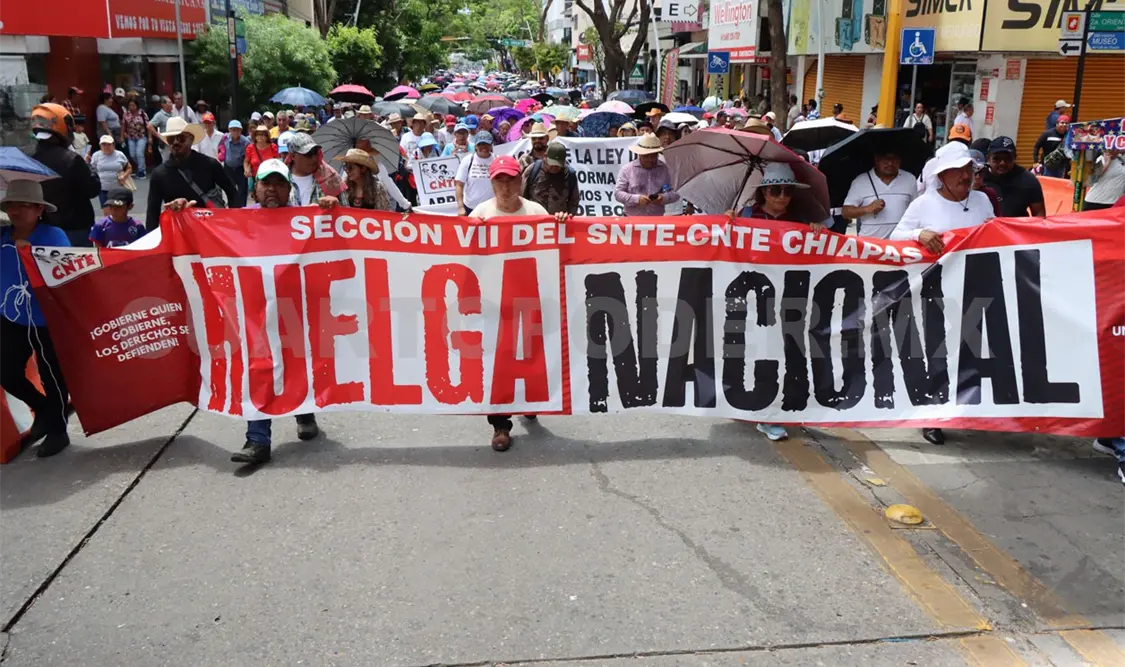 Un amplio contingente marchó por la principal vía de Tuxtla Gutiérrez. Diego Pérez / CP