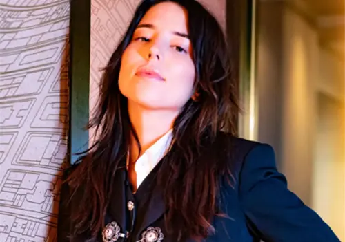 Majo Aguilar controla el balón