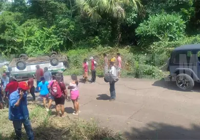 Al menos 12 lesionados deja volcadura de combi