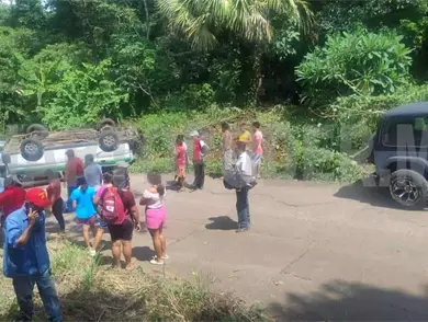 Al menos 12 lesionados deja volcadura de combi