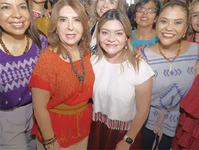 Organizan con éxito Expo Mercadito