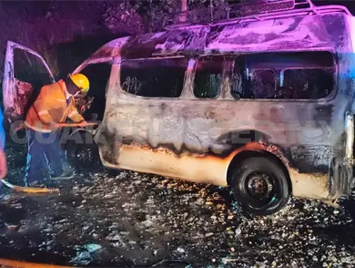 Incendio consume Urvan en carretera; no hay heridos