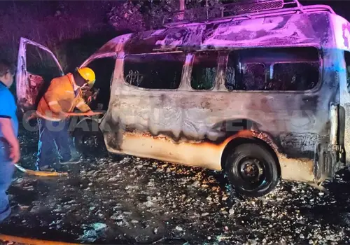 Incendio consume Urvan en carretera; no hay heridos