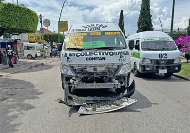 Taxi y colectivo provocan caos vial