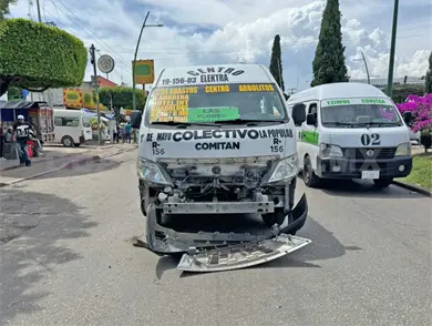 Taxi y colectivo provocan caos vial
