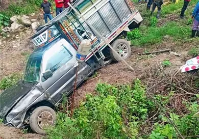 Camioneta se precipita a barranco de 10 metros Camioneta se precipita a barranco de 10 metros