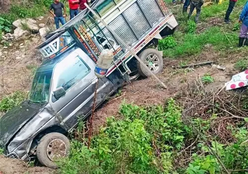 Camioneta se precipita a barranco de 10 metros
