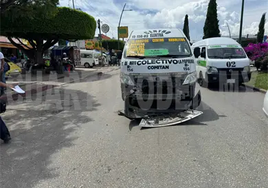 Taxi y colectivo provocan caos vial