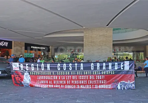Magisterio bloquea plazas comerciales