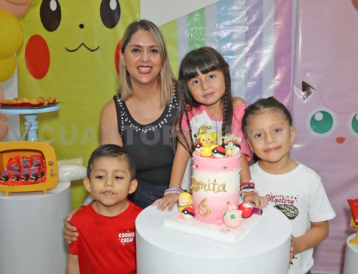 Zara festeja al lado de Pikachu