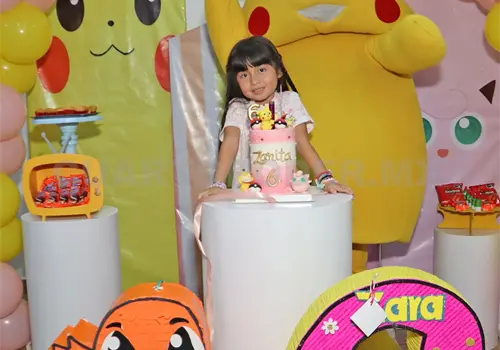 Zara festeja al lado de Pikachu