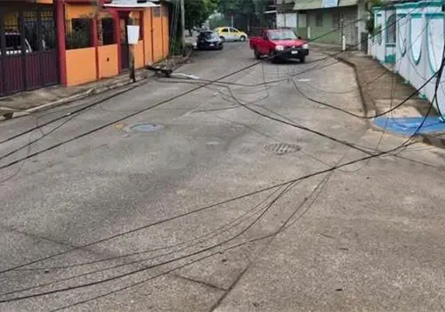 Camión tira postes y cableado de telefonía